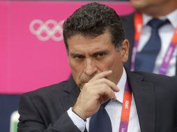 El técnico de Honduras, Fernando Suárez observa el partido contra Marruecos. AFP  /