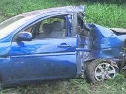 Fotografía difundida por la televisión cubana donde aparece destruido el auto donde viajaban los activistas. AFP  /