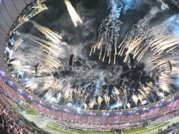 Los fuegos artificiales iluminaron el cielo londinense durante la Ceremonia de Inauguración de los Juegos Olímpicos. AFP  /