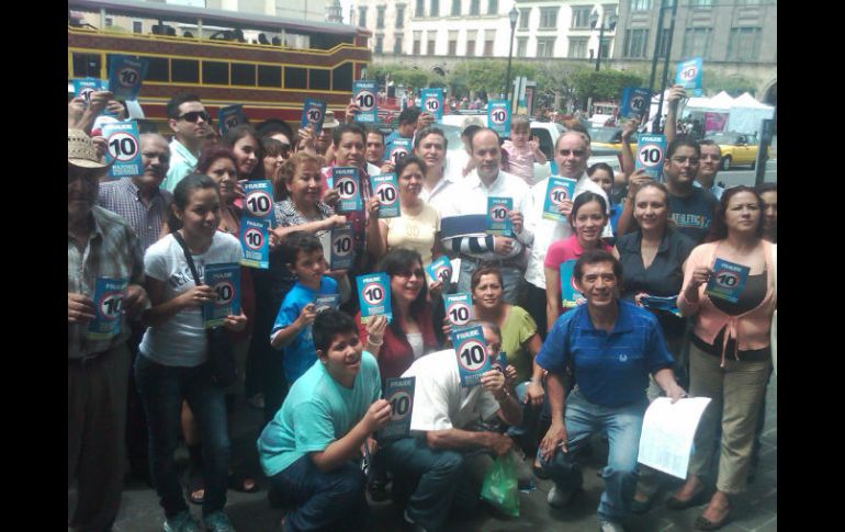 Un equipo de panistas se citó en el centro para entregar volantes a ciudadanos con los motivos para repetir la elección.  /