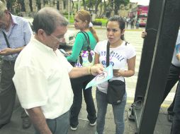 Reparto de folletos. Los promotores de la anulación promueven 10 argumentos en contra del resultado.  /