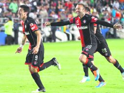 El artillero del Atlas, Héctor Mancilla, (izq.) celebra su anotaciónen el Estadio “Huracán”, de Pachuca. STRAFFON IMAGES  /