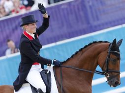 Phillips saluda al público durante su turno en doma. REUTERS  /