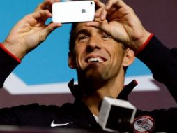 Phelps toma una foto con su celular. AP  /