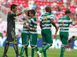 El capitán, Oswaldo Sánchez, celebra junto a sus compañeros la victoria de su equipo.  /