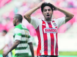 Rafael Márquez Lugo se toma la cabeza, incrédulo, tras darse cuenta que el árbitro central anuló su gol. EFE  /