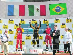 En la cima. Esteban Gutiérrez realizó una gran carrera, lo que le valió escuchar el Himno Nacional en Hungría. CORTESÍA ESTEBAN RACING  /