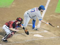 También a la ofensiva. R.A. Dickey se cuadra para tocar de sacrificio, ante el pitcheo de los Diamondbacks. AFP  /