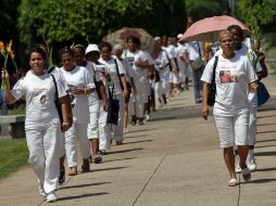 Miembros de las Damas de Blanco durante una marcha por la Quinta Avenida de La Habana, Cuba, en homenaje a Oswaldo Payá. EFE  /