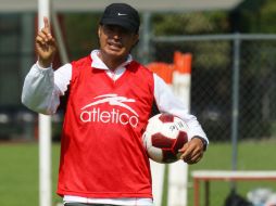 A diferencia del partido de la semana pasada, el estratega sí dirigira mañana a los Zorros en el Estadio Jalisco.  /