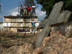 Miembros de la ONG Río de Paz se manifiestan en en el cementerio de Cajú de Río de Janeiro. EFE  /