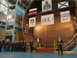El presidente ruso, Vladimir Putin, a la derecha, habla mientras participa en la ceremonia para iniciar la construcción. AP  /