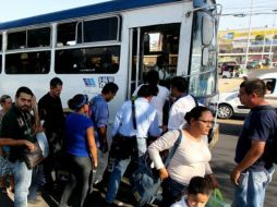Desde 2011 los transportistas solicitan un incremento al precio del pasaje, que actualmente cuesta seis pesos. ARCHIVO  /