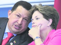 El presidente de Venezuela, Hugo Chávez, conversa con la mandataria brasileña, Dilma Rousseff, durante su reunión en Brasilia. REUTERS  /