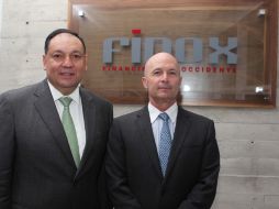Lic. Rodrigo Sánchez (d), director de Fira, en la inauguración de nuevas oficinas de Finox, sefol que busca convertirse en banco.  /