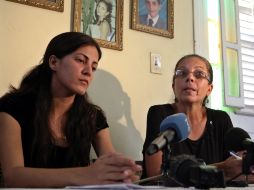 Ofelia Acevedo (d), viuda del fallecido disidente, y su hija Rosa Maria Payá (i), exigen se indague el mortal accidente. EFE  /