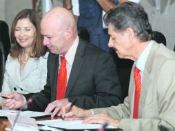 Firman convenio.- Miguel Ángel Domínguez (der.), presidente del CRT, y Rodrigo Sánchez Mújica, director del FIRA.  /