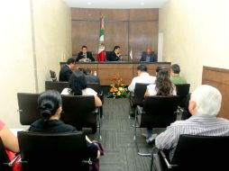 Durante la sesión, al presidente del Itei, Jorge Gutiérrez Reynaga (centro), se le notó incómodo en su nueva silla.  /