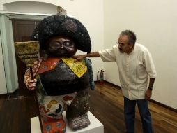 El escultor tlaquepaquense junto a una de sus obras que presentó en la exposición.  /