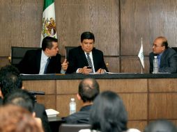 El presidente del Itei, Jorge Gutiérrez (c), subrayó que el gasto de remodelación de las instalaciones del Instituto era necesario.  /
