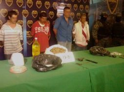 Los detenidos junto con lo decomisado fueron puestos a disposición de la policía estatal.  /
