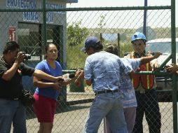 Familiares esperan información en la entrada de la mina VII de la empresa Minera del Norte, ubicada en Progreso, Coahuila. EFE  /