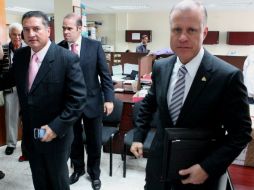 El jueves, Óscar Benavides acudió al Congreso a entregar un cheque por 35 mil pesos; no se lo recibieron. ARCHIVO  /