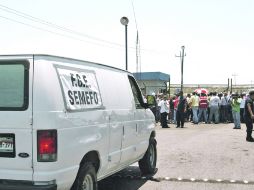 Tras el derrumbe en la mina VII, familiares acudieron a las instalaciones para saber el estado de los trabajadores.EFE  /