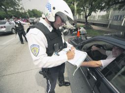 Un policía vial infracciona a un automovilista; la sanción por no usar el cinturón de seguridad actualmente es de 600 pesos.  /