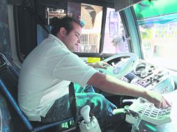 Precio de traslados. Un operador del transporte público cobra el pasaje; actualmente es de seis pesos.  /