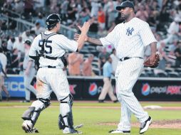 La casa gana. El catcher Russell Martin felicita a Sabathia por el triunfo alcanzado. AP  /