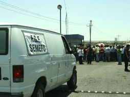 Un vehículo del Semefo ingresando (ayer) a la mina VII de la empresa Minera del Norte para trasladar los cuerpos. EFE  /