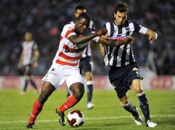 El jugador de Monterrey, José Basanta (D) disputa el balón con Jhon Andrés Córdoba (I) de Chiapas. EFE  /