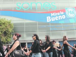 Un grupo de alrededor de mujeres se manifiesta para exigir que en la repartición de espacios haya equidad de género.ESPECIAL  /