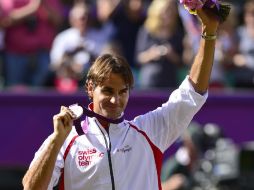 Roger Federer, aquí posando con su presea de plata, alaba el gran juego de Andy Murray. AFP  /