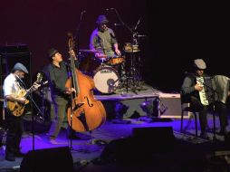El grupo fue todo un éxito al interpretar sus canciones que fusionan jazz con tango, polka, rock, entre otros géneros. ARCHIVO  /