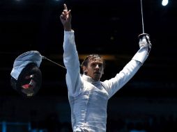 Andrea Baldini celebra una victoria al lado de su equipo. EFE  /