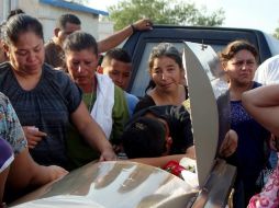 Familiares y amigos despiden a Adolfo Vigil Medina, uno de los seis mineros muertos en una mina de Coahuila. REUTERS  /