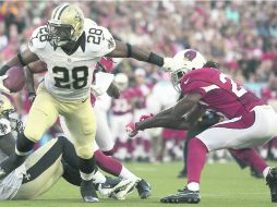 Quítese. Mark Ingram (28) se deshace de su rival, durante un acarreo. AP  /