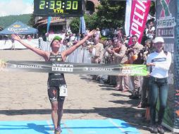 Rama femenil. La suiza Renata Bucher alza los brazos en señal de triunfo tras cruzar la meta en primer lugar. ESPECIAL  /