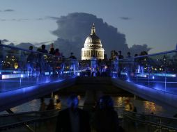 Millenium Bridge hospeda varias actuaciones de bailarines y representaciones de la obra de Shakespeare, entre otros eventos. AP  /