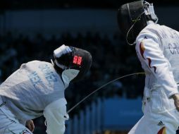 Daniel Gómez (izq) cayo ante el chino Ma Jianfrei en treintadosavos de final del florete olímpico. ARCHIVO  /