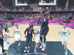 Certero. Kevin Durant ''clava'' el balón, ante la mirada de compañeros y rivales. AP  /