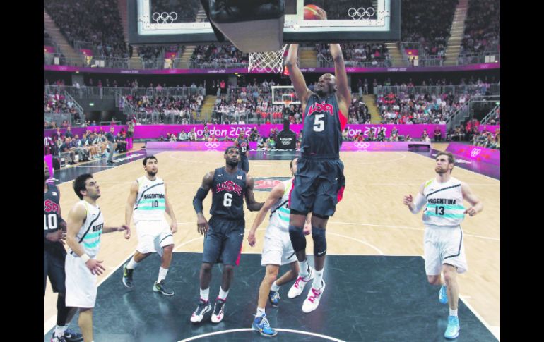 Certero. Kevin Durant ''clava'' el balón, ante la mirada de compañeros y rivales. AP  /