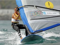 Mariana parada en su tabla windsurf en la séptima competencia. REUTERS  /