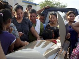 Familiares de uno de los mineros muertos lloran sobre su ataúd. REUTERS  /