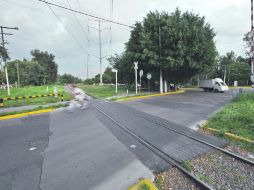 Aspecto actual del cruce de avenidas Juan Palomar y Arias e Inglaterra, donde convergen automovilistas y el tren de carga.  /