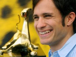El mexicano Gael García Bernal posa con su reconocimiento en Locarno. REUTERS  /