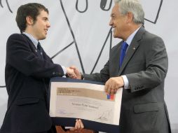 Cristóbal Ugarte, nieto de Parra, recibió el premio de manos del presidente Piñera. EFE  /