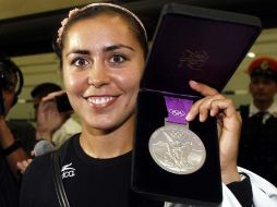 Román Arroyo mostraba la medalla plateada obtenida, dentro de una pequeña caja. NTX  /